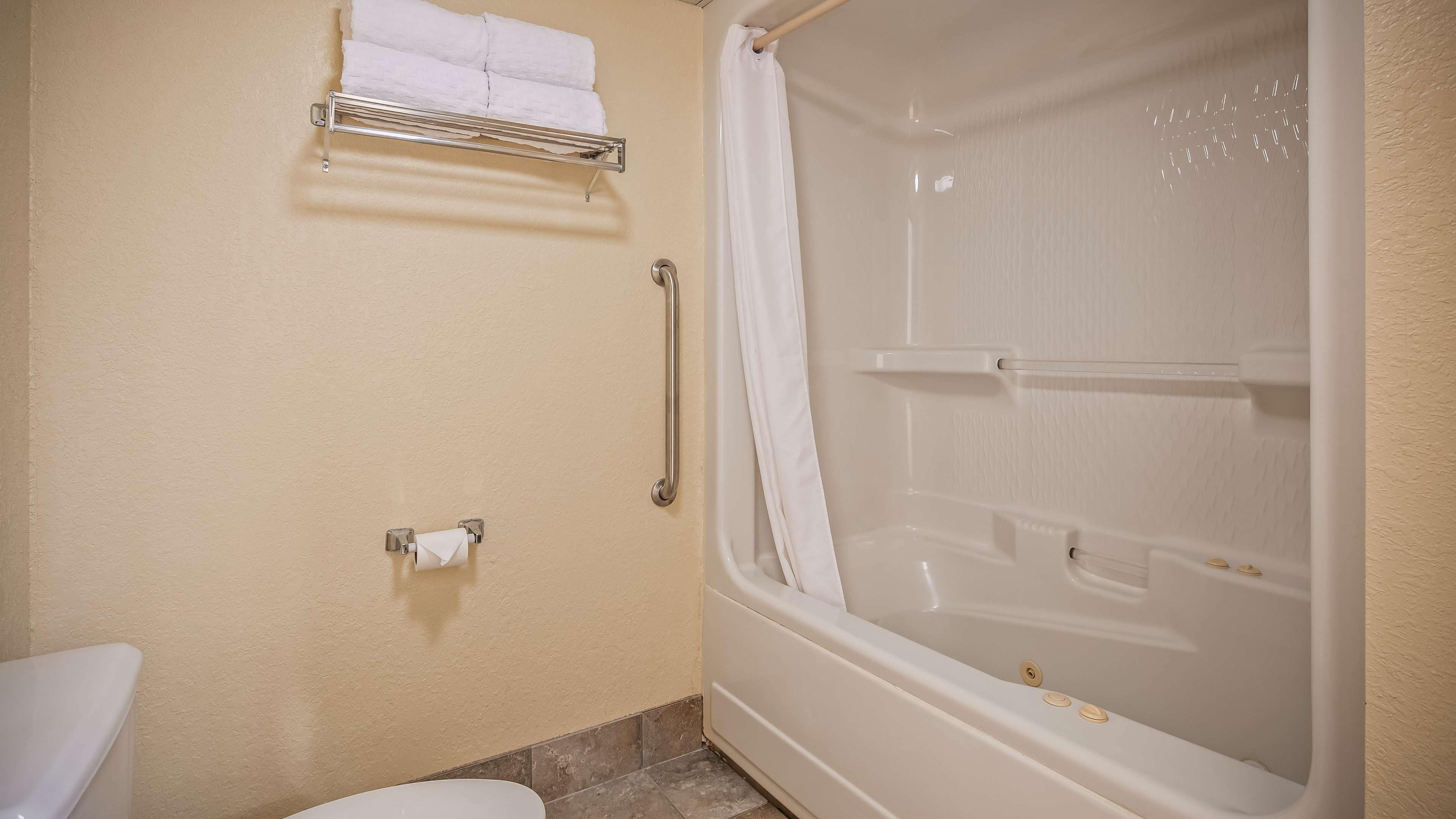 standard room, 1 king bed, non smoking, jetted tub | bathroom | combined shower/bathtub, free toiletries, hair dryer, towels