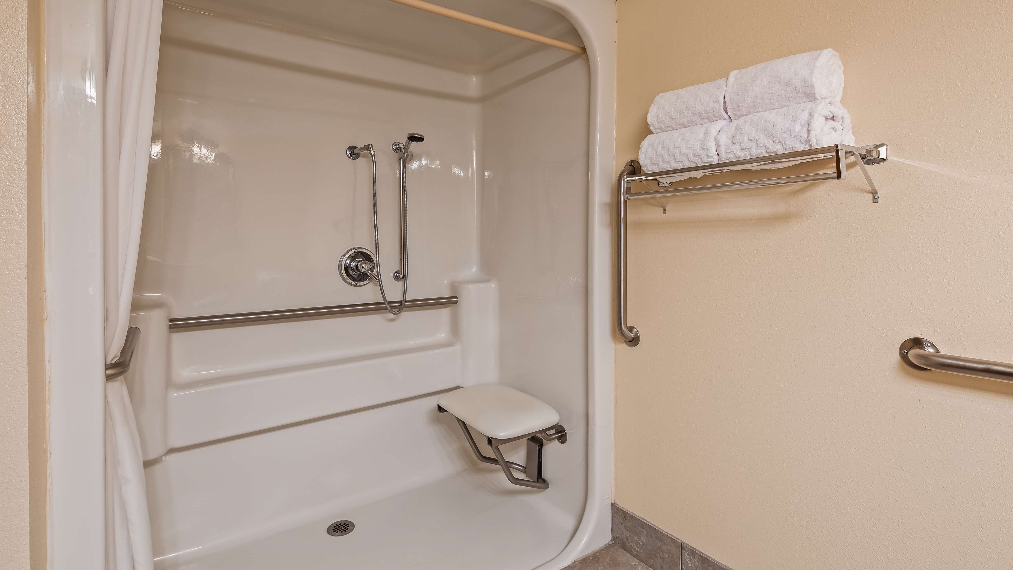 standard room, 1 king bed, accessible, non smoking | bathroom | combined shower/bathtub, free toiletries, hair dryer, towels