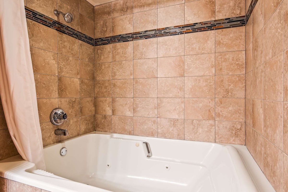 suite, 1 king bed, non smoking, jetted tub (with sofabed) | bathroom | combined shower/bathtub, free toiletries, hair dryer, towels