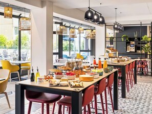 Daily to-go breakfast (EUR 19 per person)