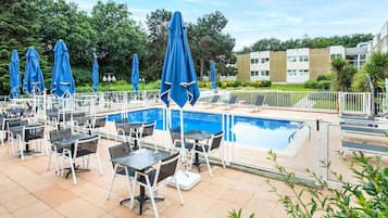 Se sirven desayunos y almuerzos; cocina francesa; con vista a la piscina