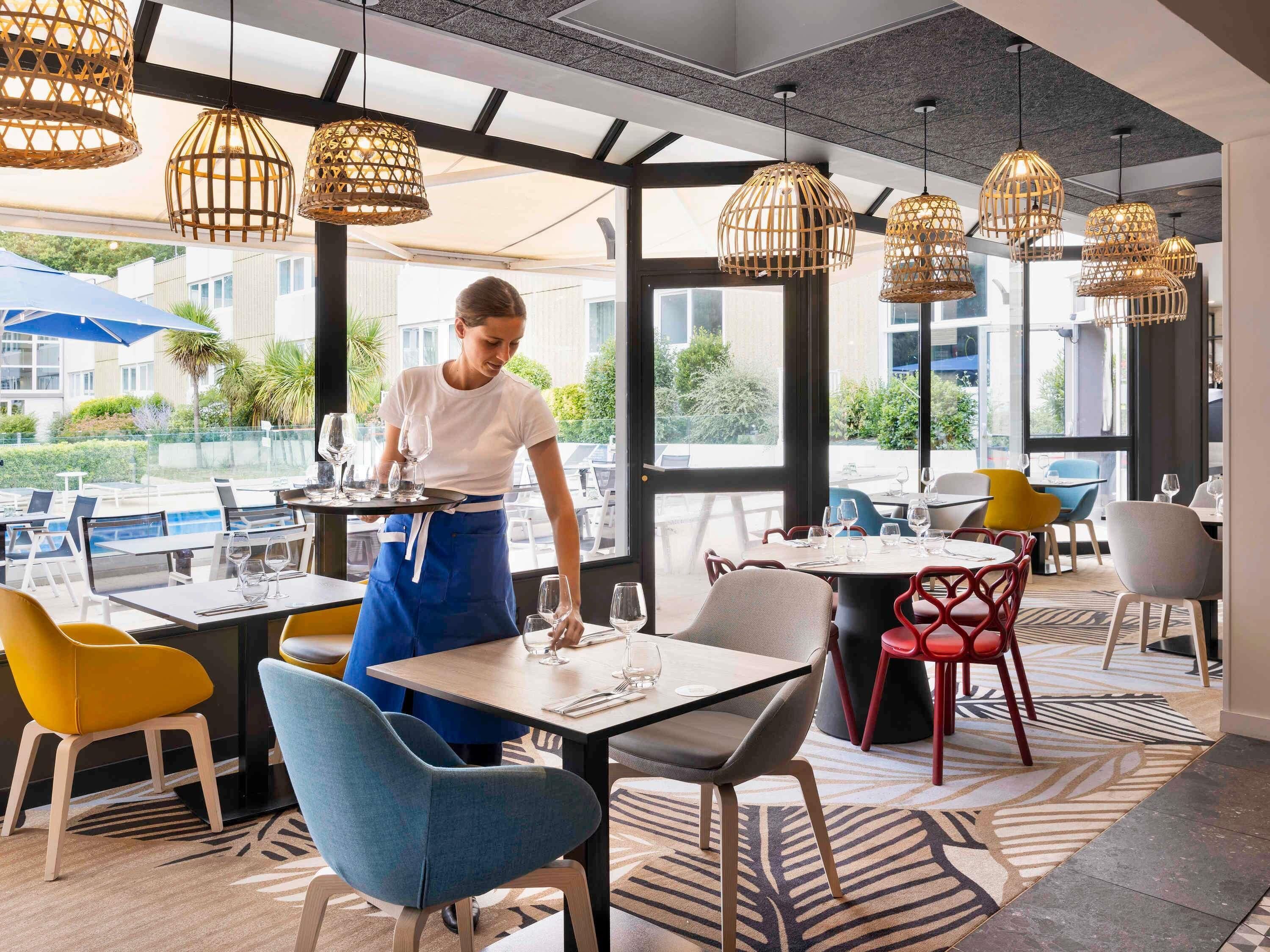 Frokost, lunsj og middag serveres, franske retter, utsikt mot bassenget 