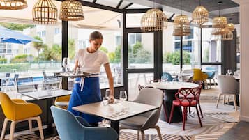 Frokost, lunsj og middag serveres, franske retter, utsikt mot bassenget