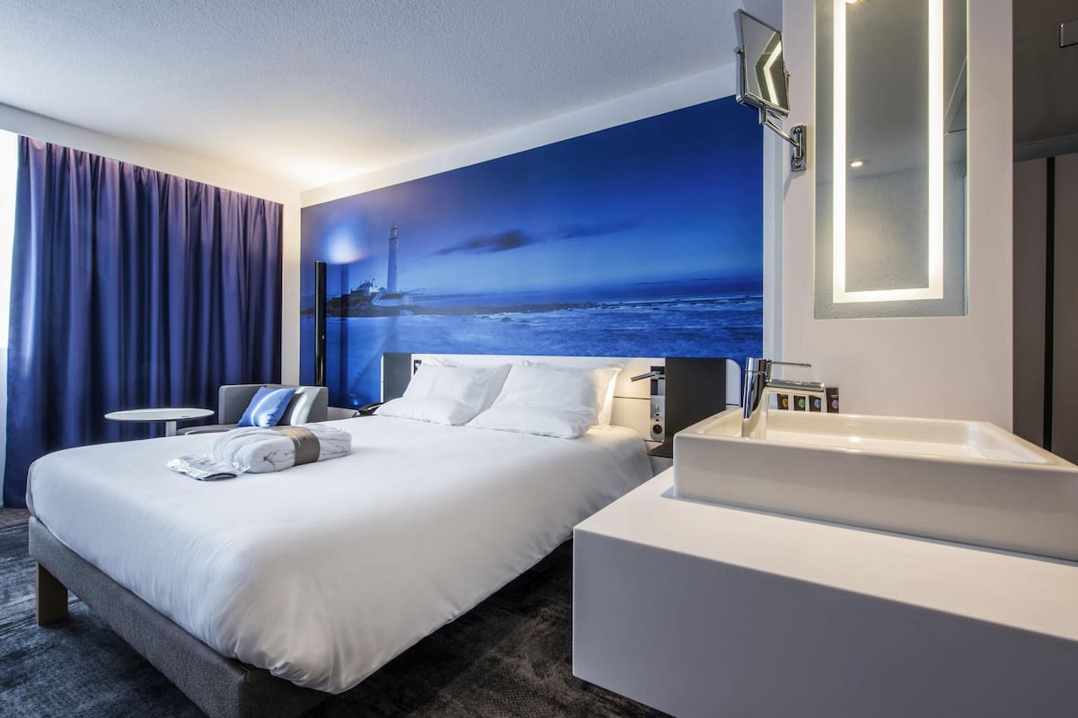 executive room, 1 queen bed | premium bedding, minibar, in-room safe, blackout curtains