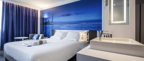 Executive Room, 1 Queen Bed | Premium bedding, minibar, in-room safe, blackout curtains