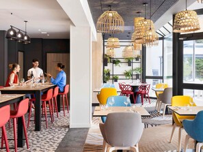 Petit déjeuner, déjeuner et dîner servis sur place, vue sur la piscine