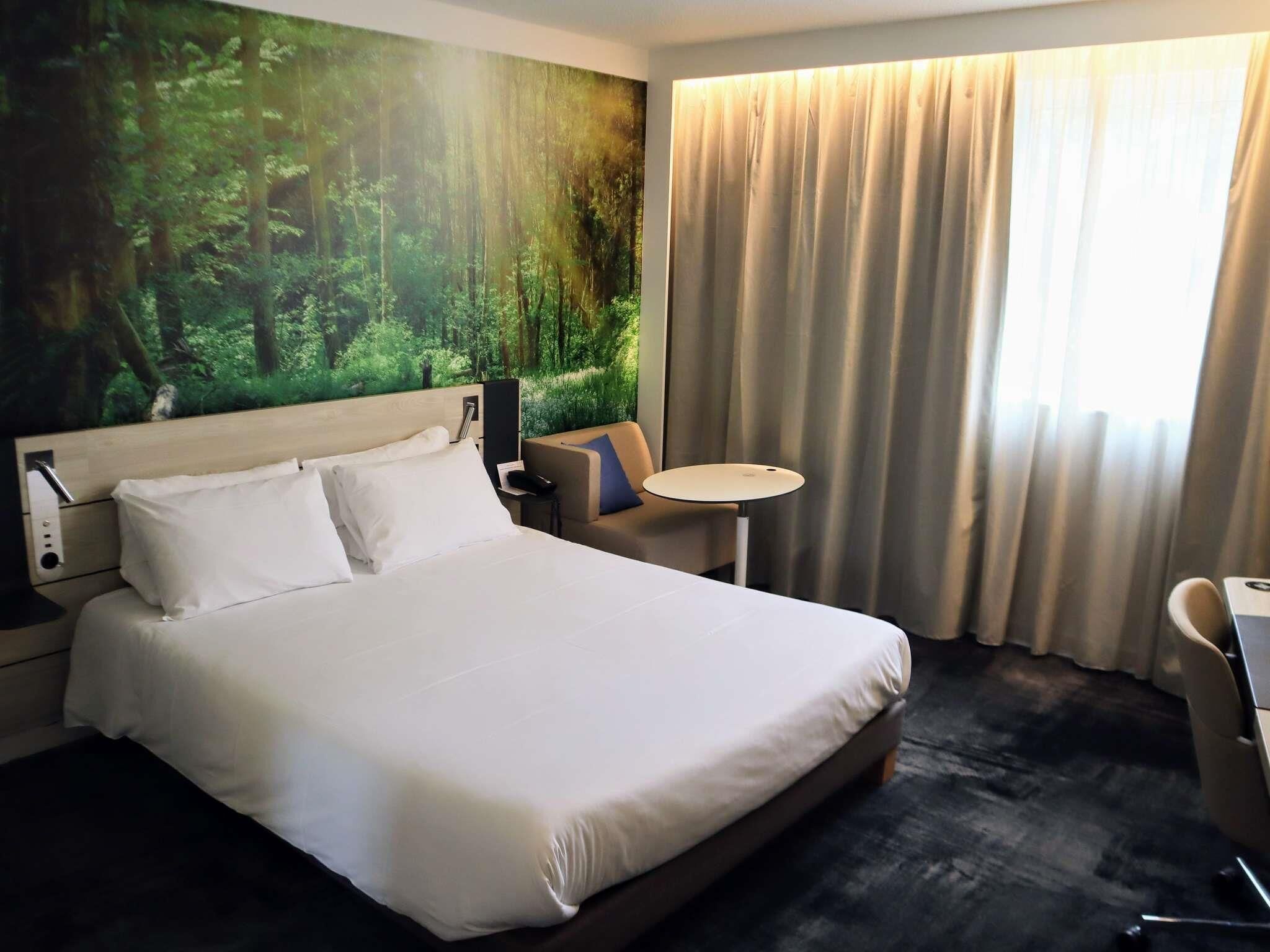 Superior Room, 1 Queen Bed, Accessible | Premium bedding, minibar, in-room safe, blackout drapes
