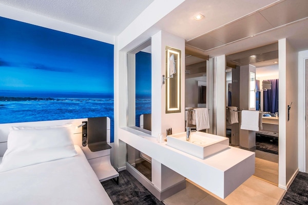 Executive Room, 1 Queen Bed | Premium bedding, minibar, in-room safe, blackout drapes