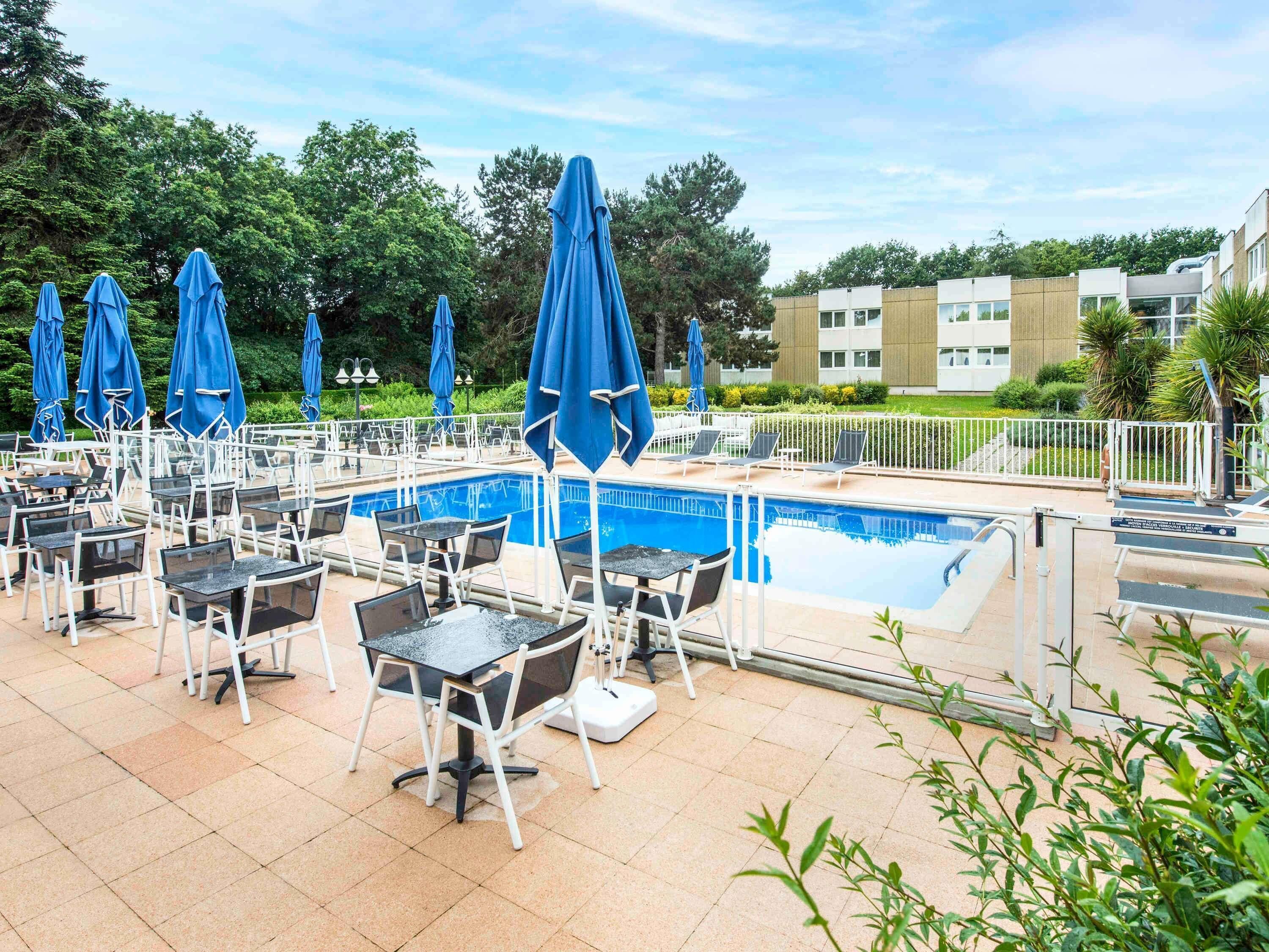 Petit déjeuner, déjeuner et dîner servis sur place, vue sur la piscine