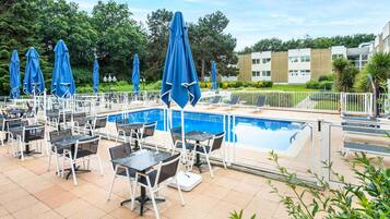 Serveert ontbijt, lunch, Franse gerechten, uitzicht op het zwembad