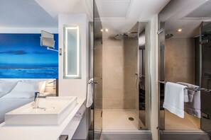 Artículos de tocador ecológicos, secador de pelo, toallas, jabón