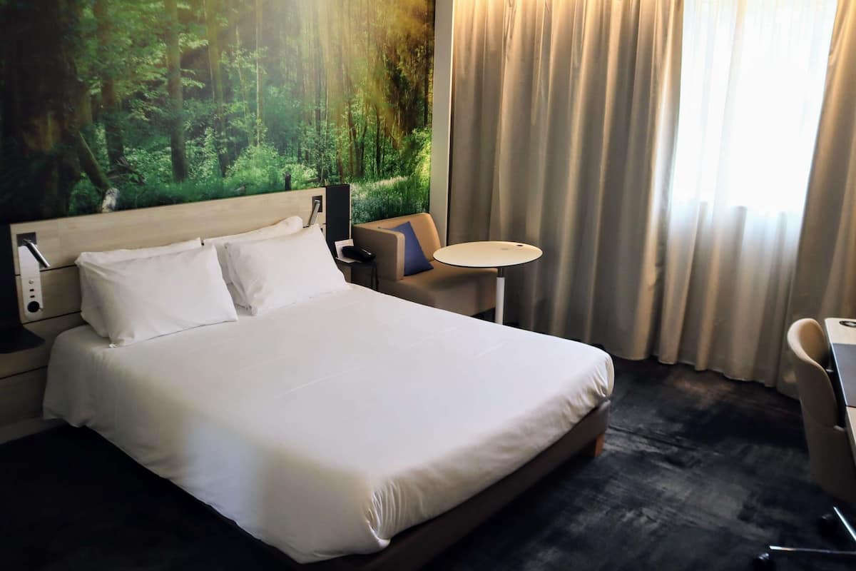 Chambre Supérieure, 1 grand lit, accessible aux personnes à mobilité réduite