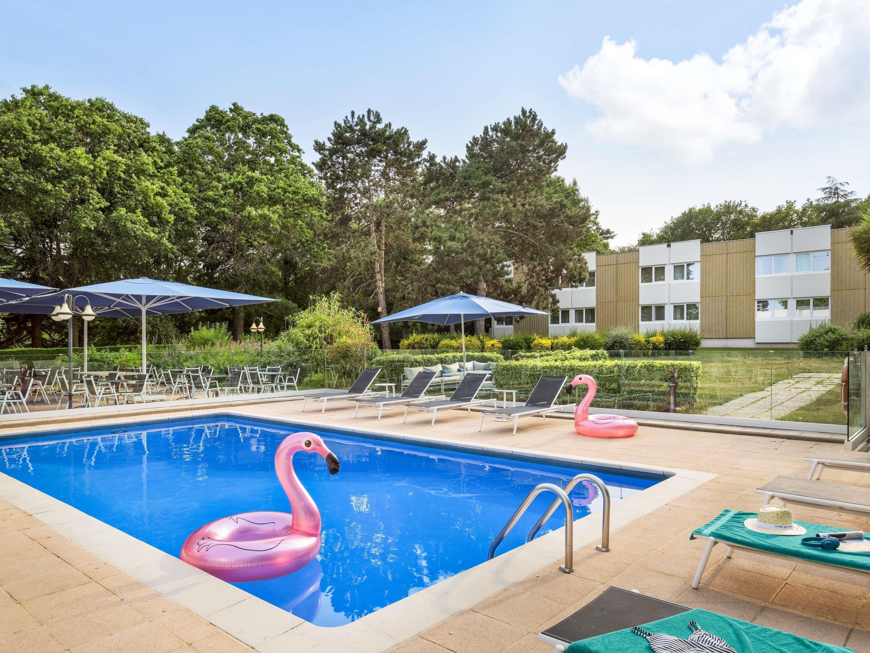 Kolam renang outdoor musiman, dengan kursi berjemur