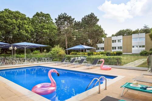 Piscina a l'aire lliure de temporada (horari: 09:00-21:00) i gandules