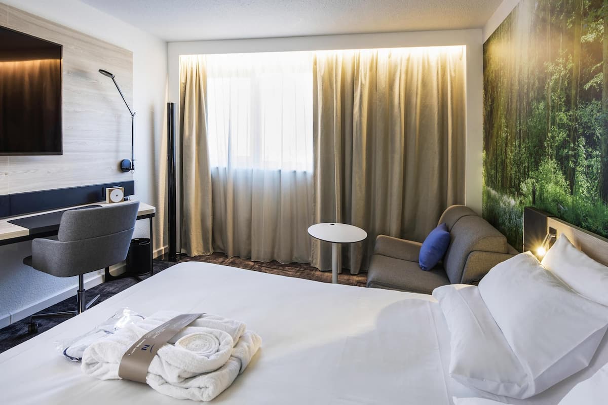 Quarto superior, 1 cama Queen e sofá-cama | Roupas de cama premium, frigobar, cofres nos quartos, cortinas blackout