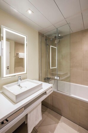 Classic Room, Multiple Beds | Bathroom