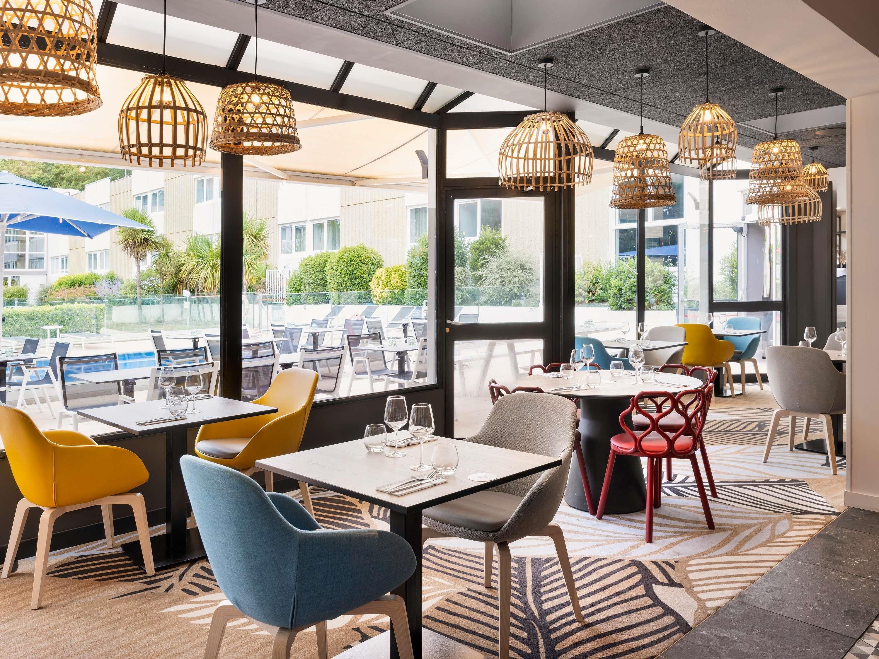 Petit déjeuner, déjeuner et dîner servis sur place, vue sur la piscine