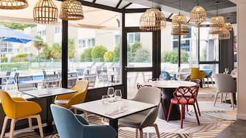 Petit déjeuner, déjeuner et dßner servis sur place, vue sur la piscine