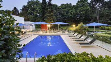 Piscine extérieure (ouverte en saison), chaises longues
