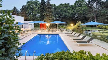 Piscine extérieure (ouverte en saison), chaises longues