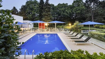 Piscina externa sazonal, funciona das 9h às 21h, espreguiçadeiras