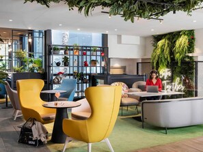 Breakfast, lunch, dinner served; French cuisine, pool views  - Novotel Rennes Alma (Rennes)