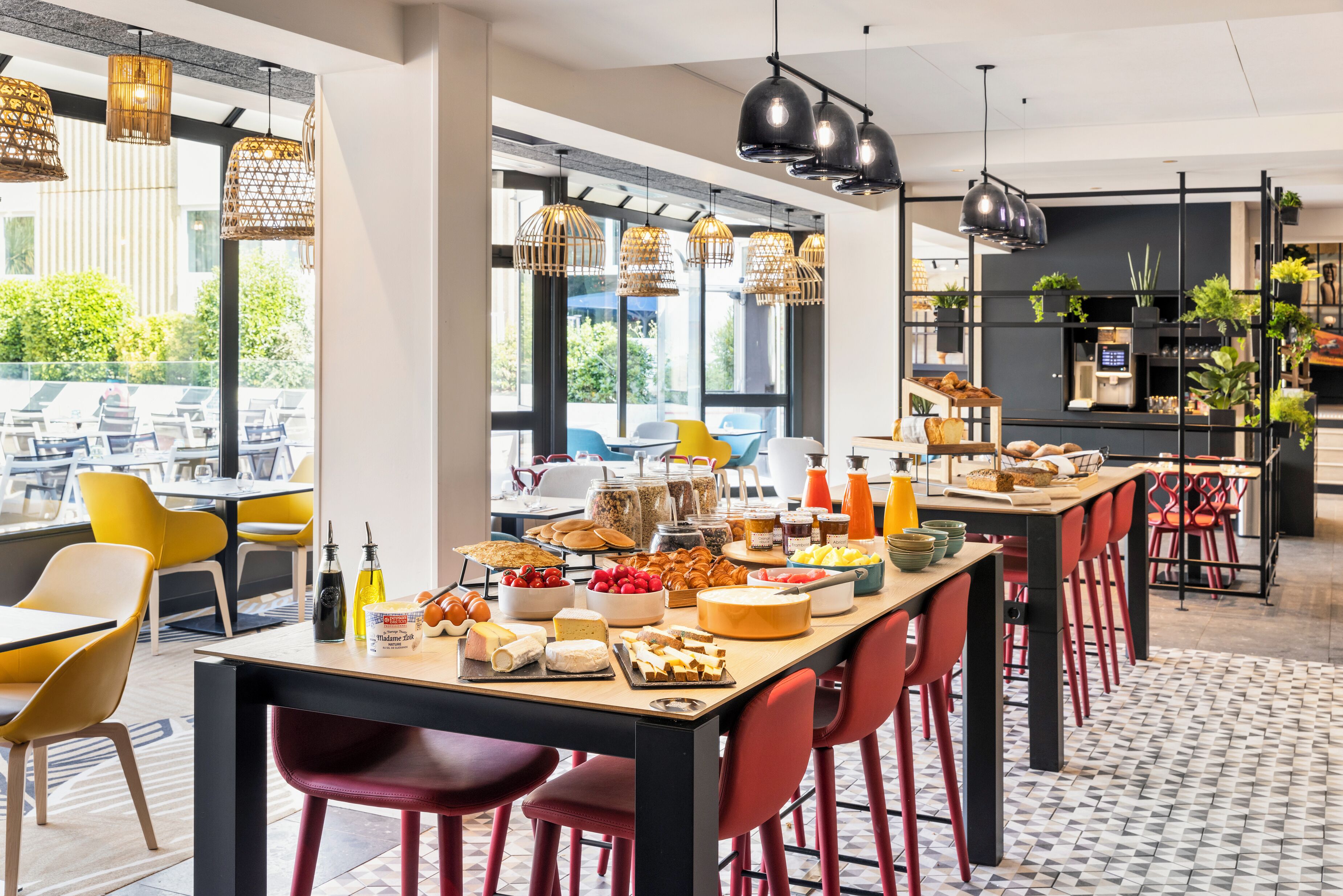 Daily to-go breakfast (EUR 19 per person)