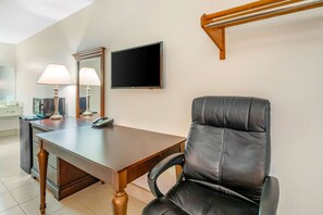 Hypo-allergenic bedding, down duvets, individually decorated - Econo Lodge Fort Myers North (North Fort Myers)