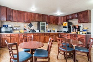 Dining - Knights Inn Colorado Springs (Colorado Springs)