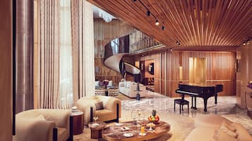 Prestige Duplex | Zona de estar | Una televisión de pantalla plana, Netflix, libros, suelo radiante