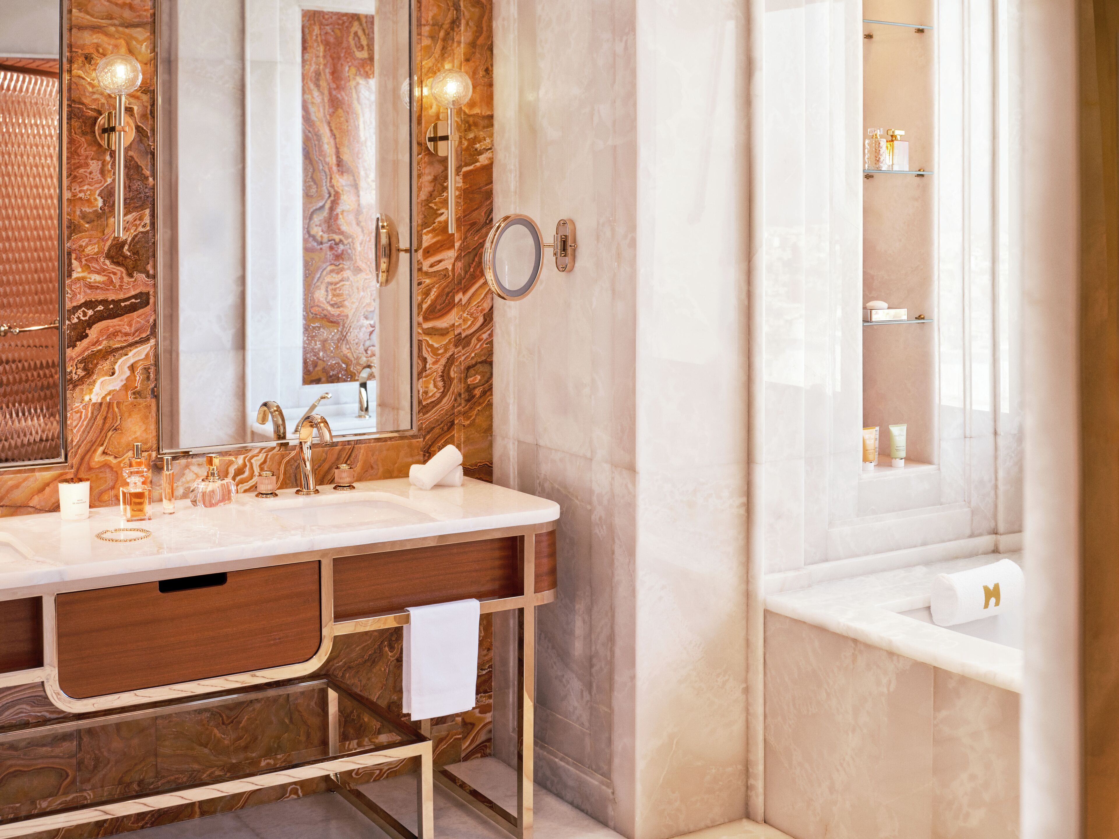 Prestige Duplex | Badezimmer | Dusche, Designer-Toilettenartikel, Haartrockner, Bademäntel