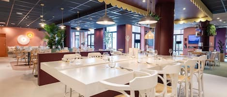 Desayuno buffet (EUR 13.9 por persona)