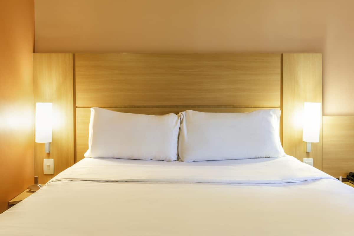 Rom – standard, 1 dobbeltseng | Skrivebord, blendingsgardiner, lydisolert og strykejern/-brett