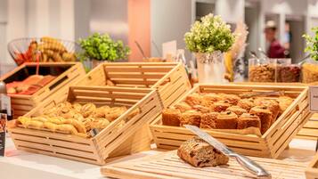 بوفيه فطور يوميًا بتكلفة قدرها (13.9 EUR للشخص)