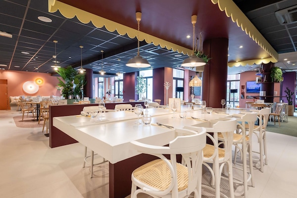 Breakfast, lunch, dinner served; French cuisine