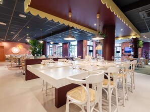 Breakfast, lunch, dinner served; French cuisine - Ibis Lille Centre Gares (Lille)