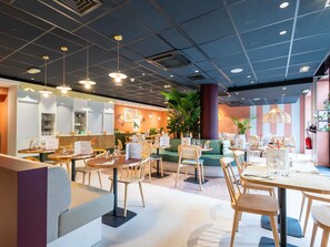 供应早餐、午餐和晚餐，法国菜
