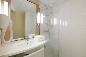 Shower, eco-friendly toiletries, hair dryer, towels - Hotel ibis Lille Centre Gares (Lille)
