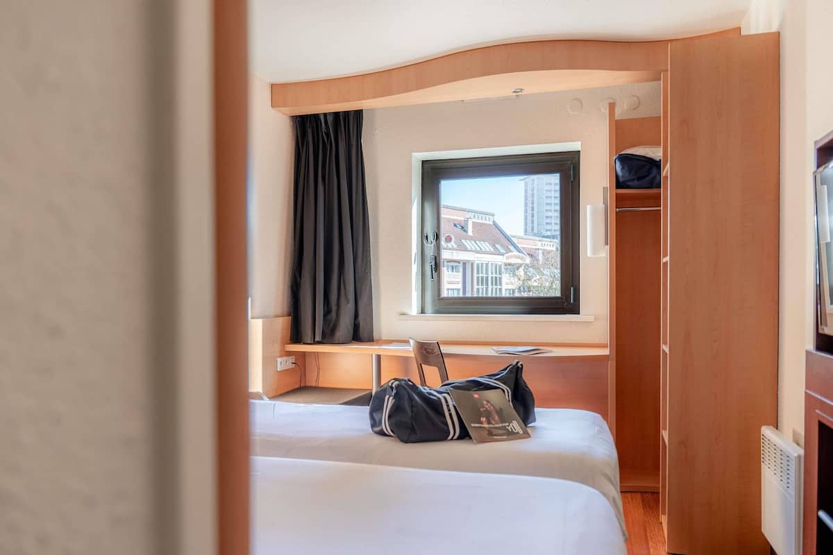 스탠다드룸, 싱글침대 2개 | 책상, 암막 커튼, 방음 설비, 다리미/다리미판