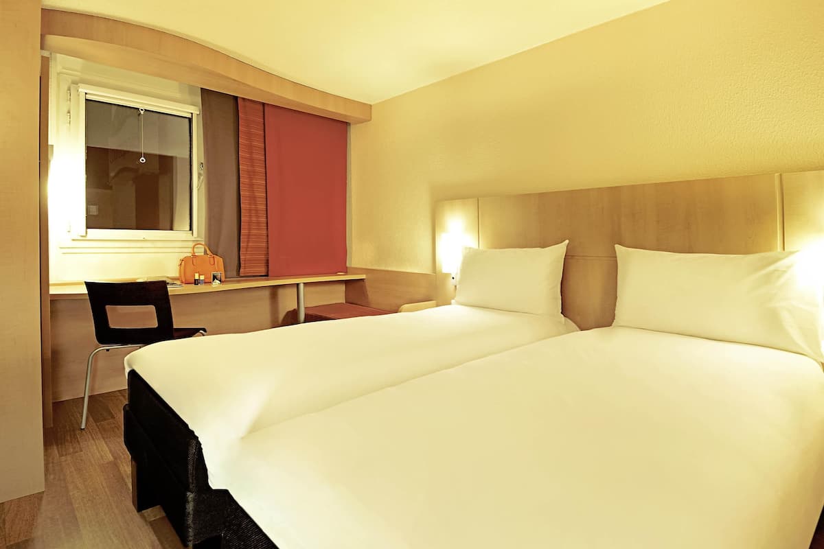 Rom – standard, 2 enkeltsenger | Skrivebord, blendingsgardiner, lydisolert og strykejern/-brett