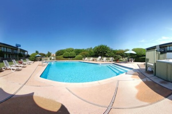 En säsongsöppen utomhuspool