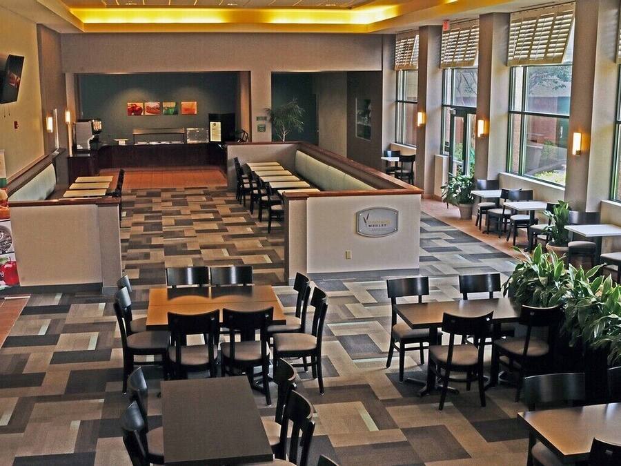 Café da manhã com buffet grátis todos os dias