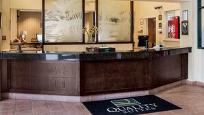 A reception desk with a sign reading "Quality Suites". - Quality Suites Lake Wright - Norfolk Airport (Norfolk)