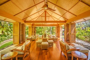Couples treatment rooms, sauna, hot tub, steam room, body treatments