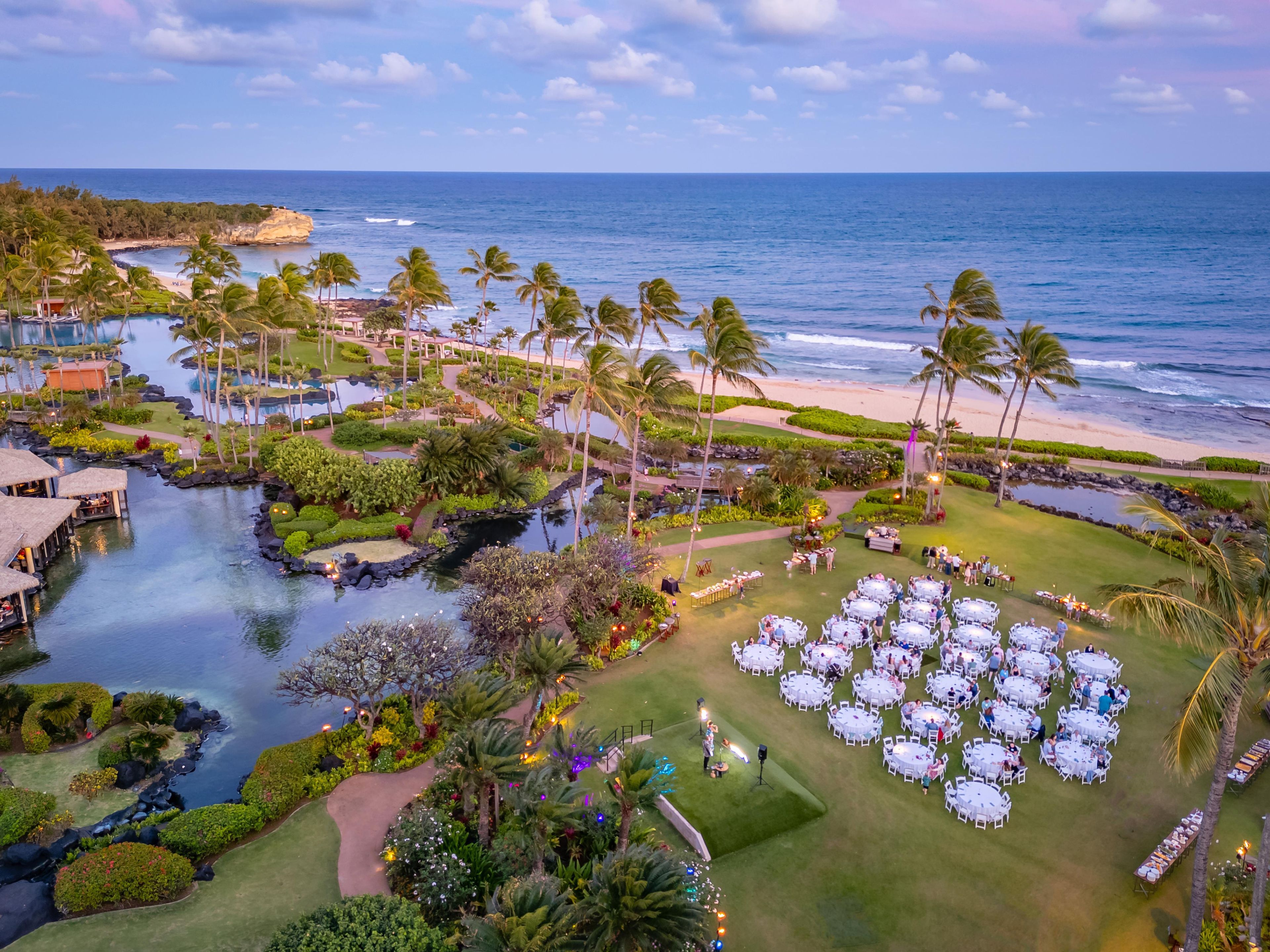 Resort com piscina, área de refeições e vista para a praia.