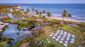 Resort com piscina, área de refeições e vista para a praia.