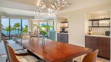 Suíte real, 1 quarto, vista para o oceano, de frente para o oceano | Sala de jantar