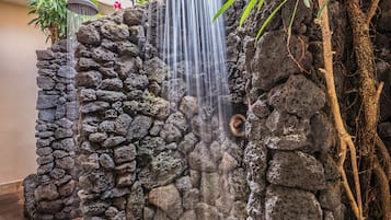 Salas para tratamentos a dois, sauna seca, banheira de hidromassagem