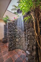 Salas de tratamiento para parejas, un sauna, una bañera de hidromasaje