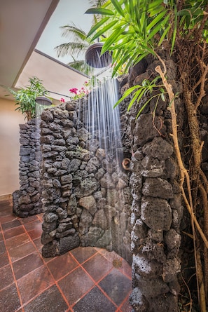 Couples treatment rooms, sauna, hot tub, steam room, body treatments